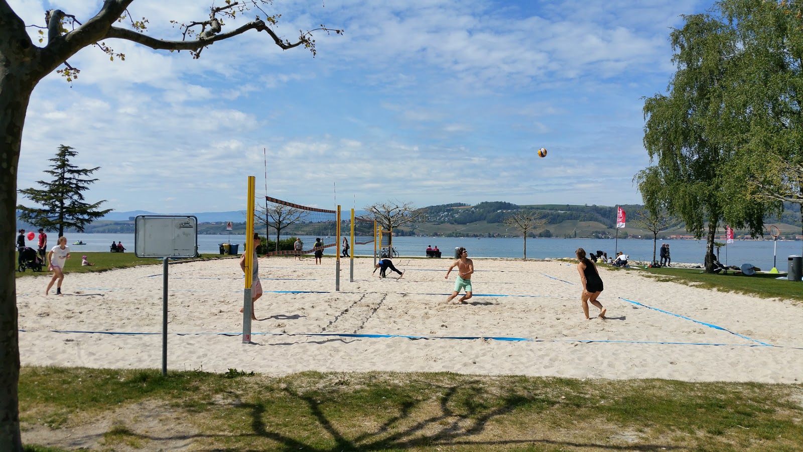 Foto de Cote plage com uma linha costeira reta