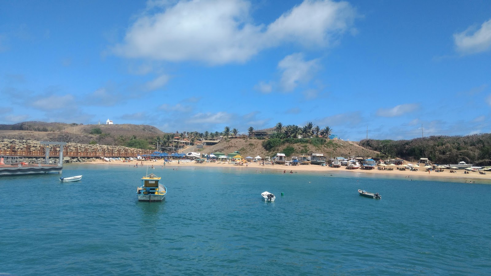 Valokuva Praia do Porto de Santo Antonio Noronhaista. - suosittu paikka rentoutumisen tuntijoille