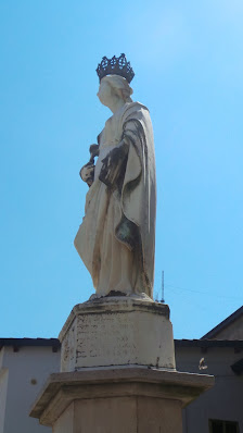 Piazza Sant'Agata con la sua statua di scuola gaginiana Piazza Sant'Agata, 5, 88060 Satriano CZ, Italia