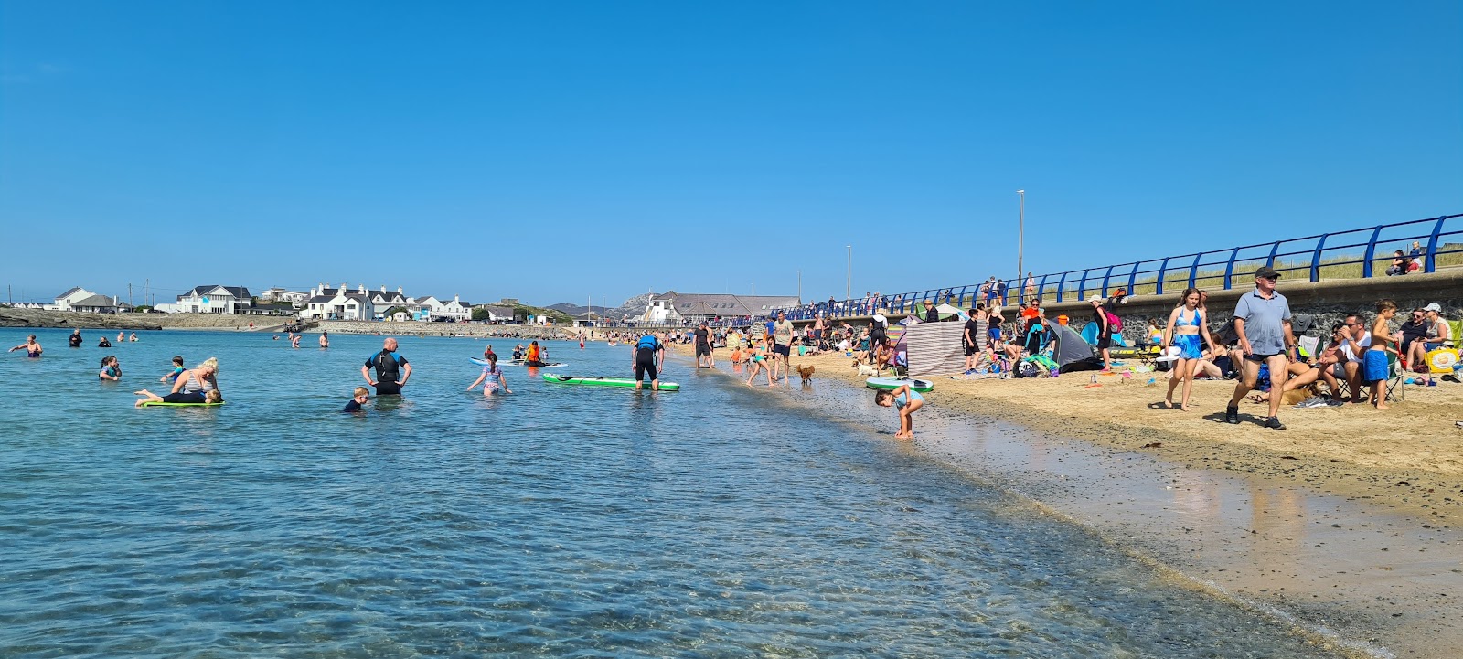 Valokuva Trearddur Bay beachista. tukeutunut kallioilla
