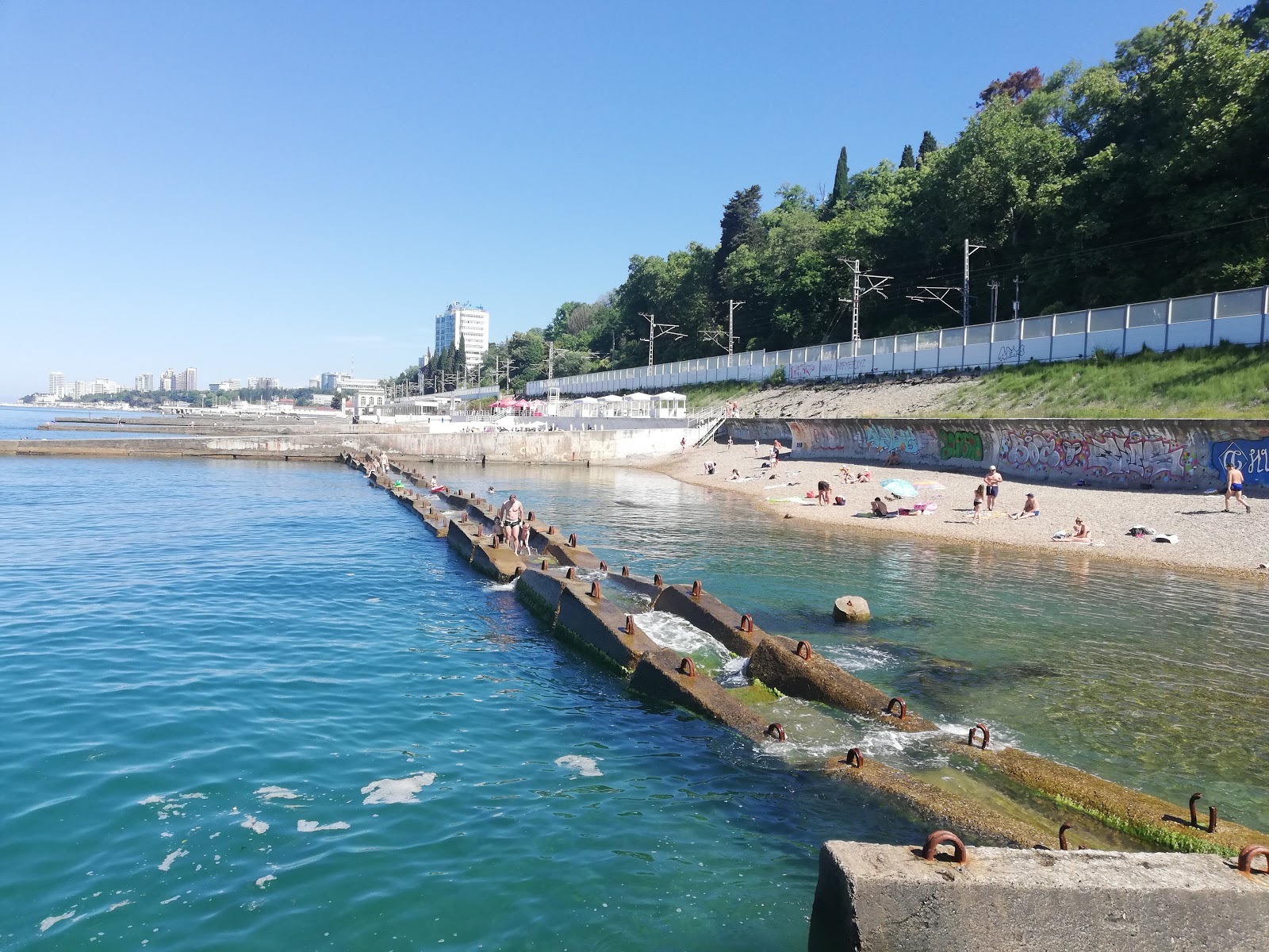 Foto di Metallurg beach con una superficie del ciottoli grigi