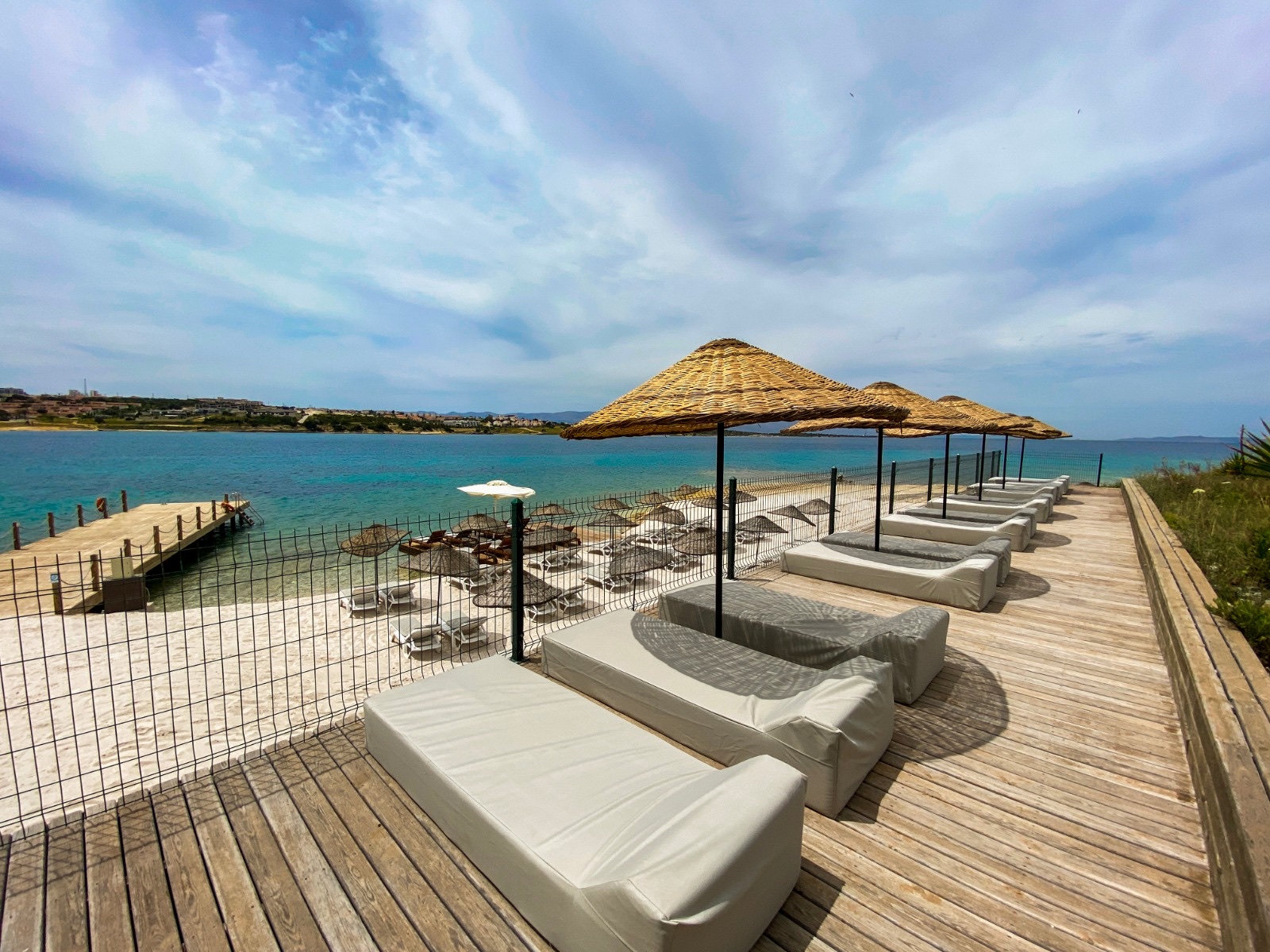 Foto von La Quinta by Wyndham Cesme Beach mit geräumige küstenlinie