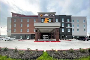 La Quinta Inn & Suites by Wyndham Sulphur image