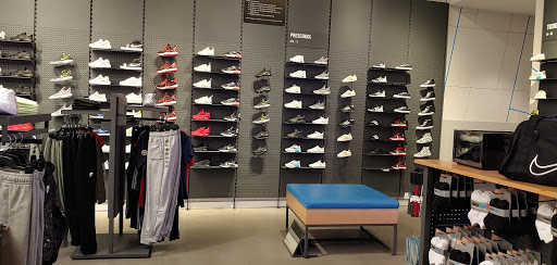 Shoe Store «Finish Line», reviews and photos, 1819 Montebello Town Center #13, Montebello, CA 90640, USA