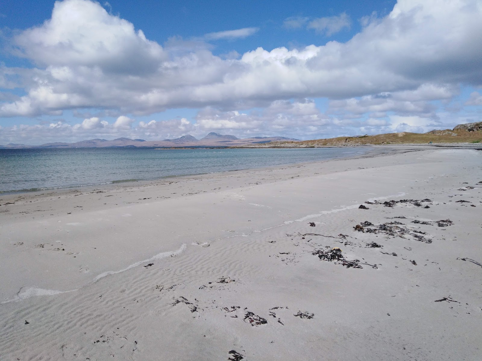 Foto de Kilmory Beach - lugar popular entre os apreciadores de relaxamento