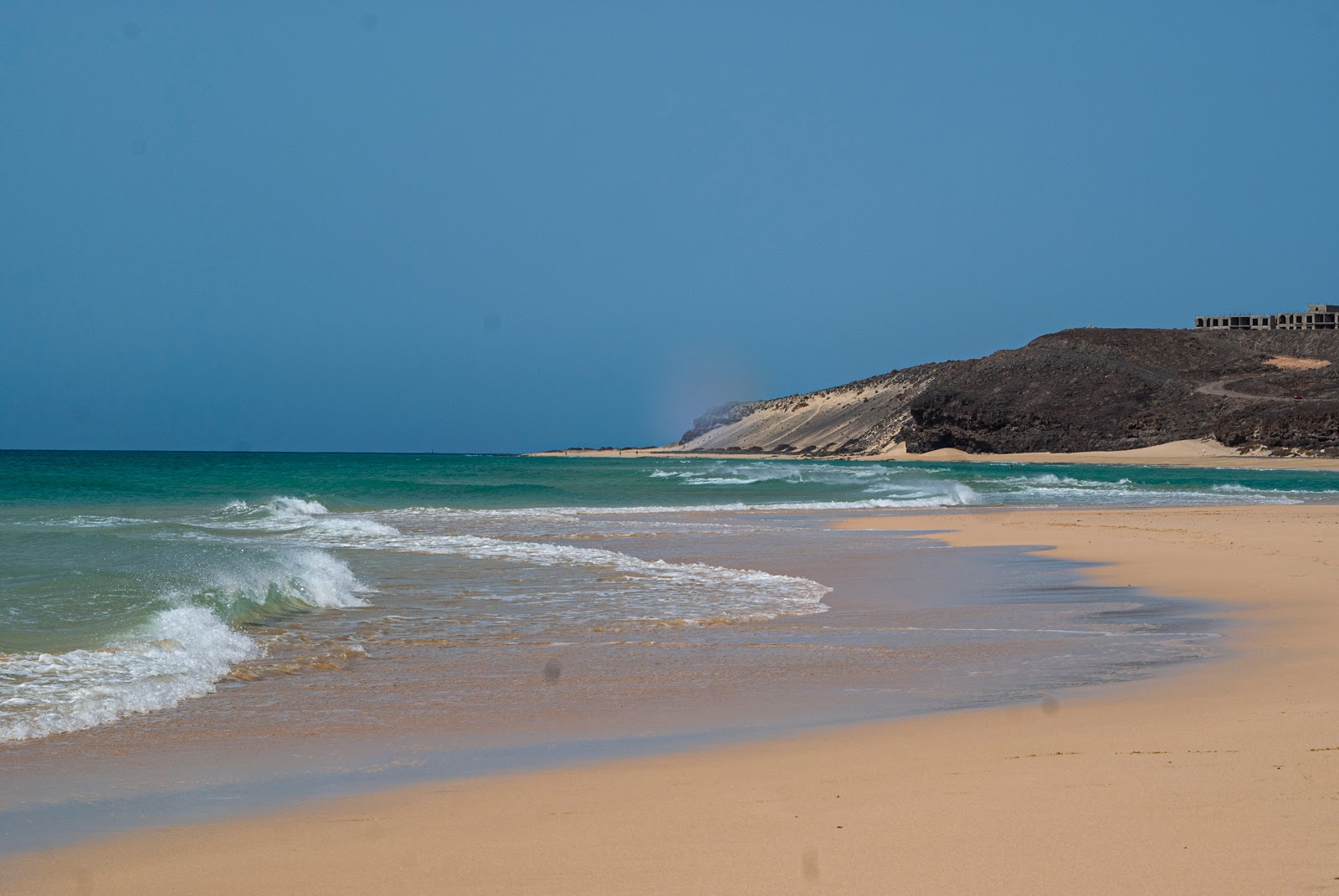 Photo de Plage de Salmo avec sable fin et lumineux de surface