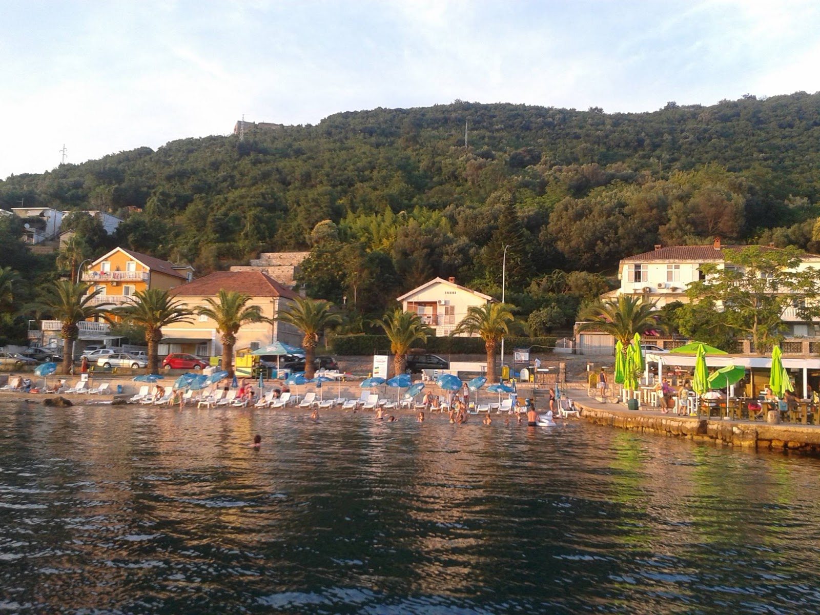 Zmijica beach的照片 带有碧绿色水表面