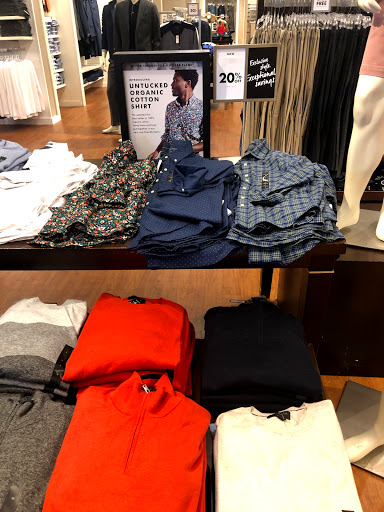 Clothing Store «Banana Republic Factory Store», reviews and photos, 407 N Alafaya Trail, Orlando, FL 32828, USA