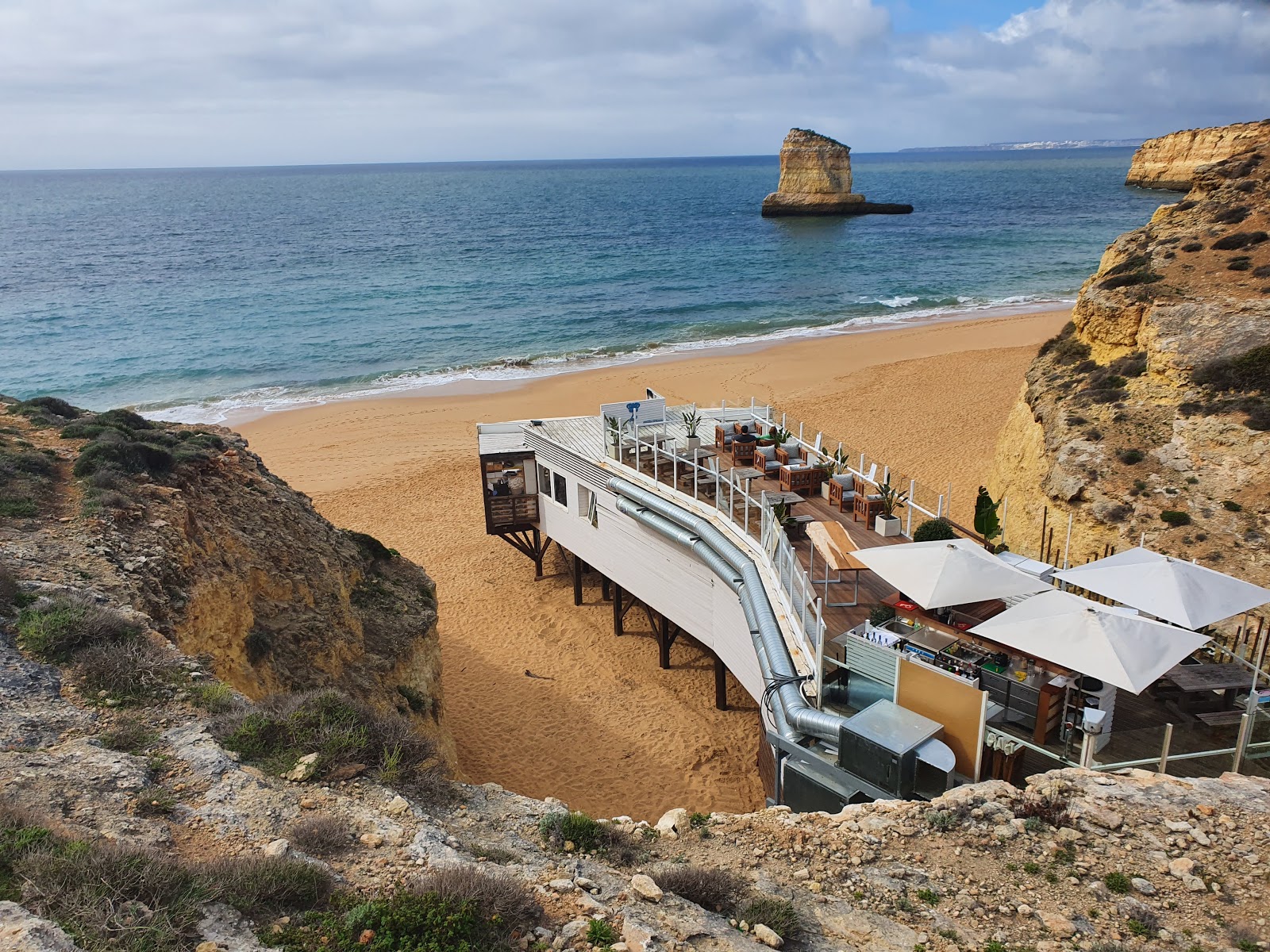 Photo de Praia dos Caneiros entouré de montagnes