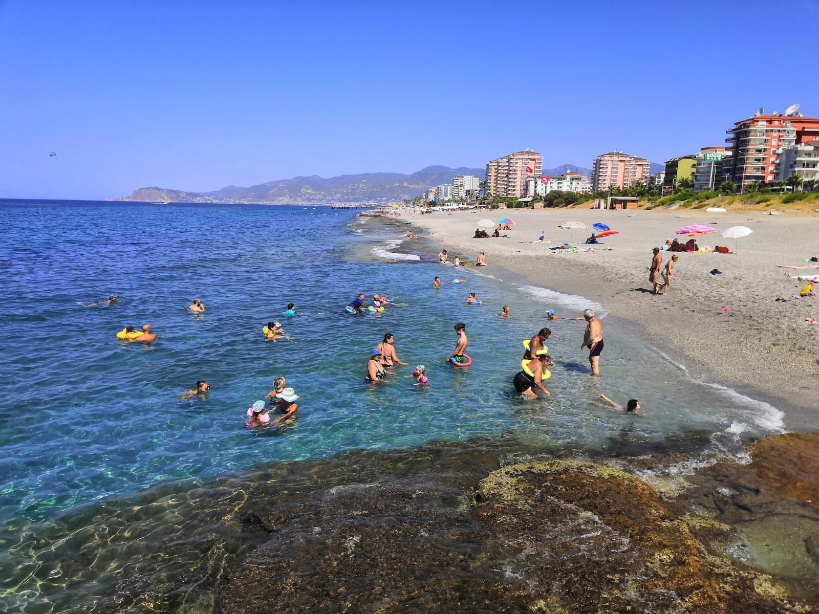 Zdjęcie Mahmutlar beach z powierzchnią ciemny kamyk