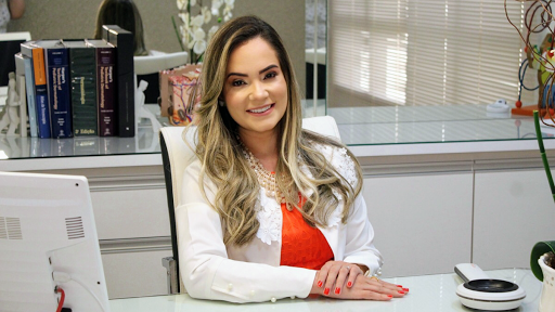 Dra.Laryssa Madeira de Araújo - Dermatologista