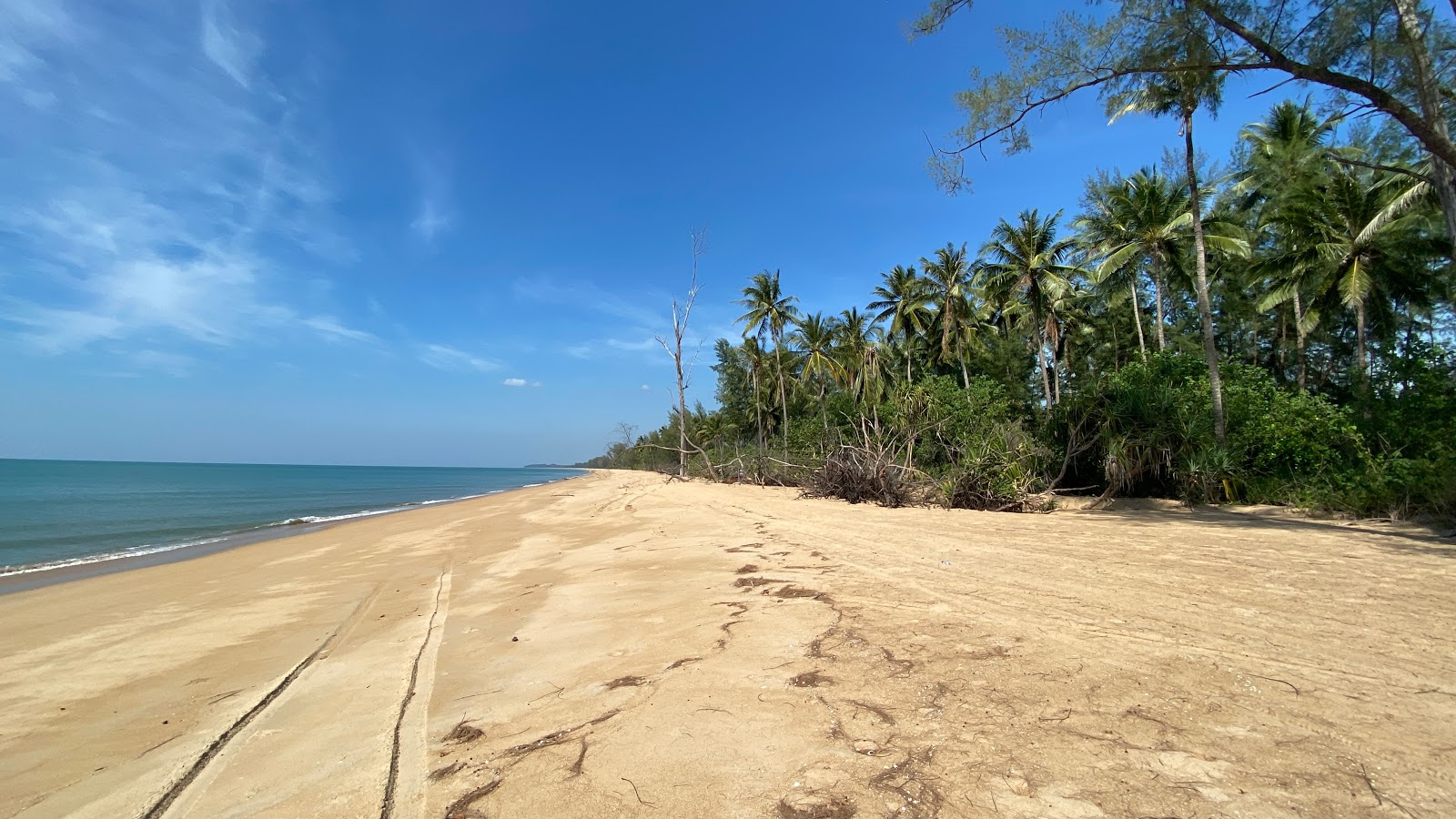 Foto van Ko Pkhra Tong Beach met helder zand oppervlakte