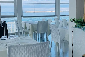 WHITE Restaurant, Ristorante con terrazza sul mare. image