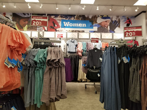 Sportswear Store «Columbia Sportswear Store - Gilroy, CA», reviews and photos, 681 Leavesley Rd d135, Gilroy, CA 95020, USA
