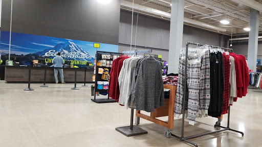 Clothing Store «Eddie Bauer Outlet», reviews and photos, 4599 Fisher Rd, Columbus, OH 43228, USA