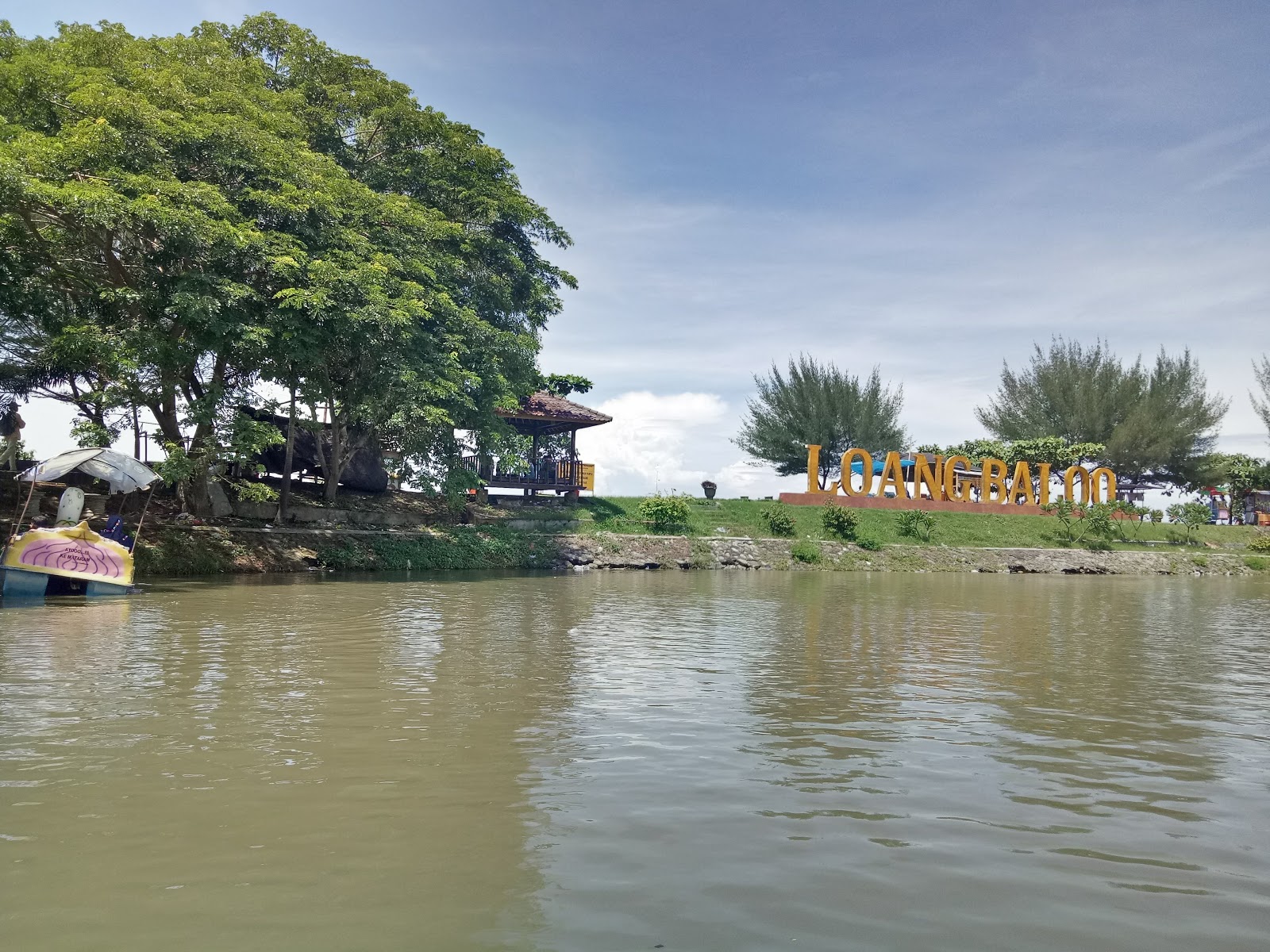 Fotografie cu Loang Baloq Beach cu o suprafață de apa pură turcoaz