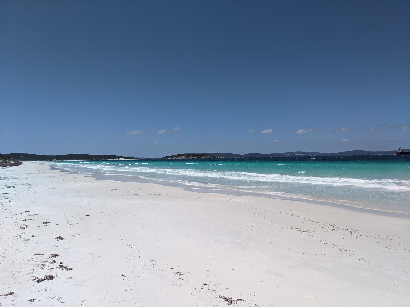 Foto de Goode Beach rodeado por montanhas