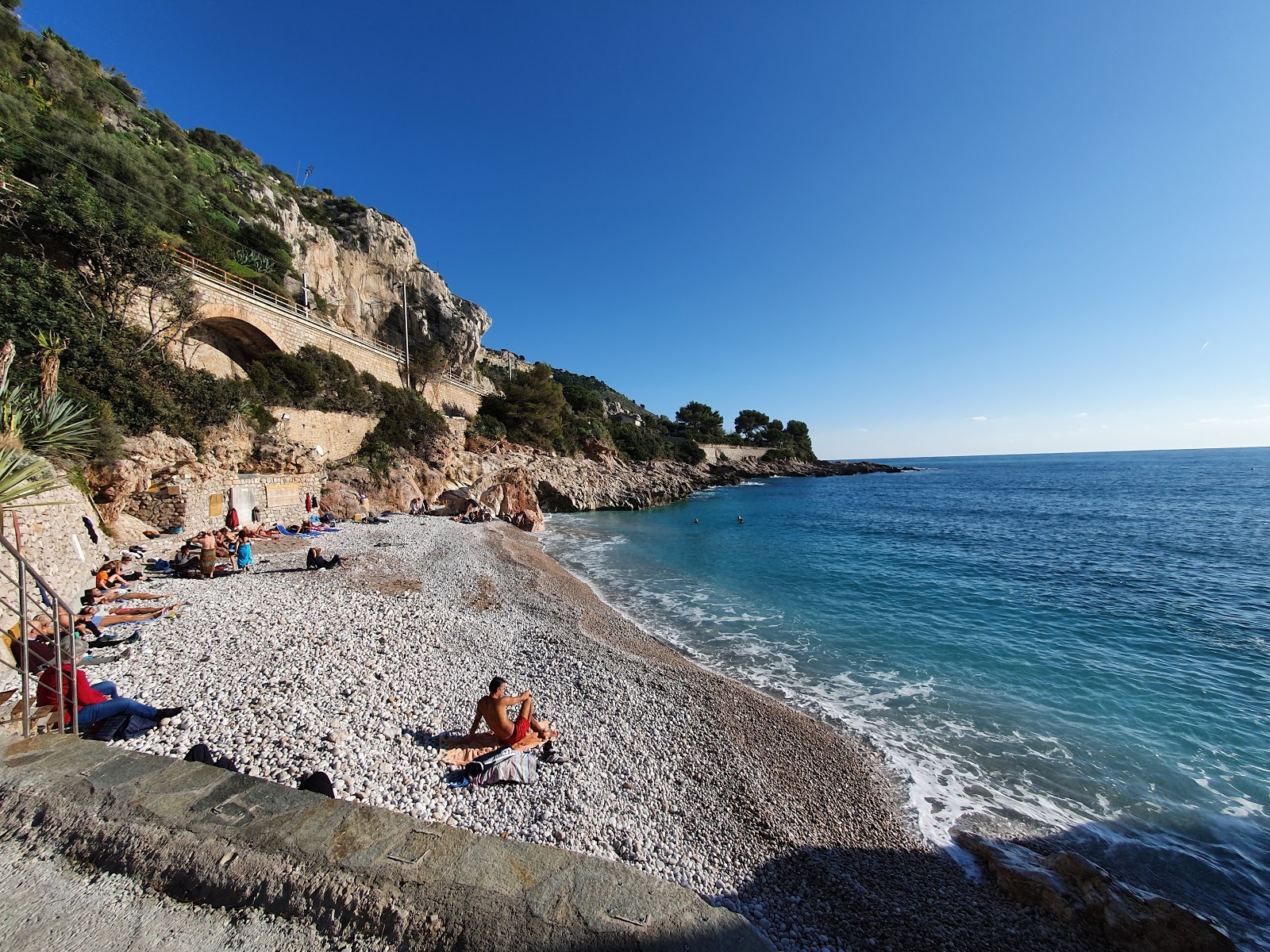 Foto de Spiaggia dei Balzi Rossi con agua azul superficie
