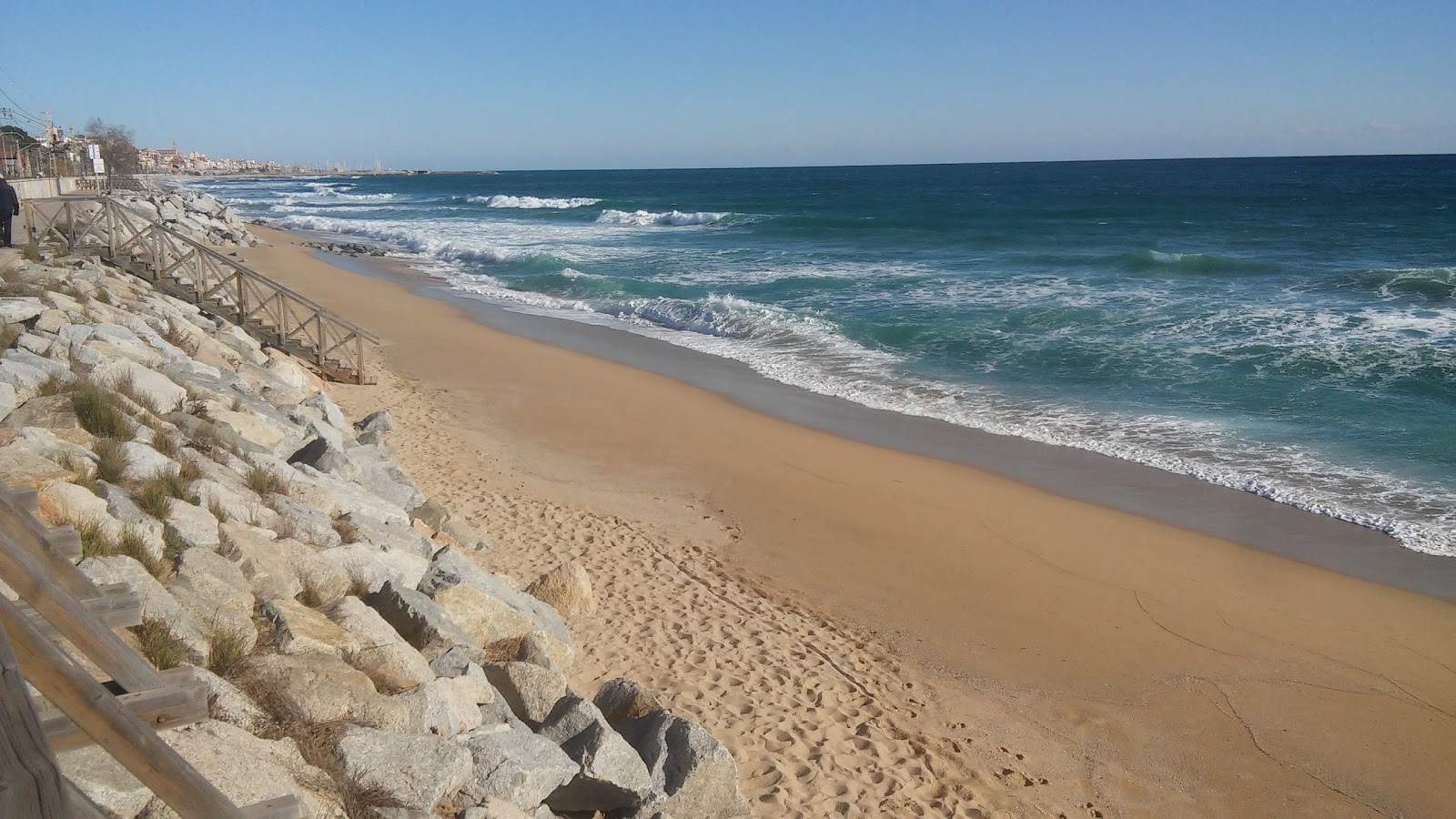 Fotografie cu Plaja Montgat cu o suprafață de nisip strălucitor