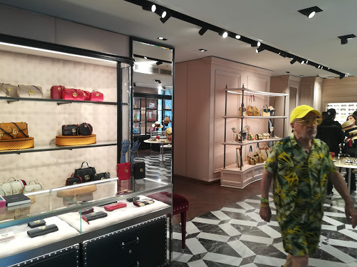 Gucci stores Paris