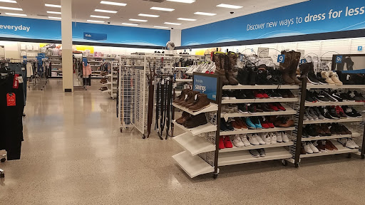 Shopping Mall «Deer Creek Shopping Center», reviews and photos, 3200 Laclede Station Rd, Maplewood, MO 63143, USA