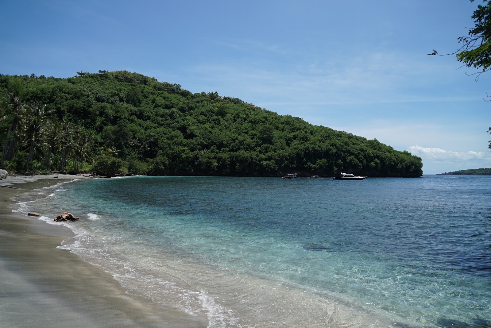 Photo de Gamat Bay avec sable lumineux de surface