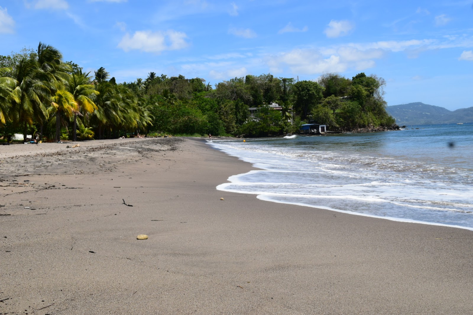 Photo de Plage De Madiana entouré de montagnes
