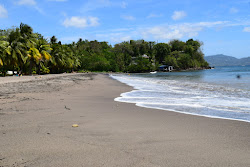Photo de Plage De Madiana entouré de montagnes