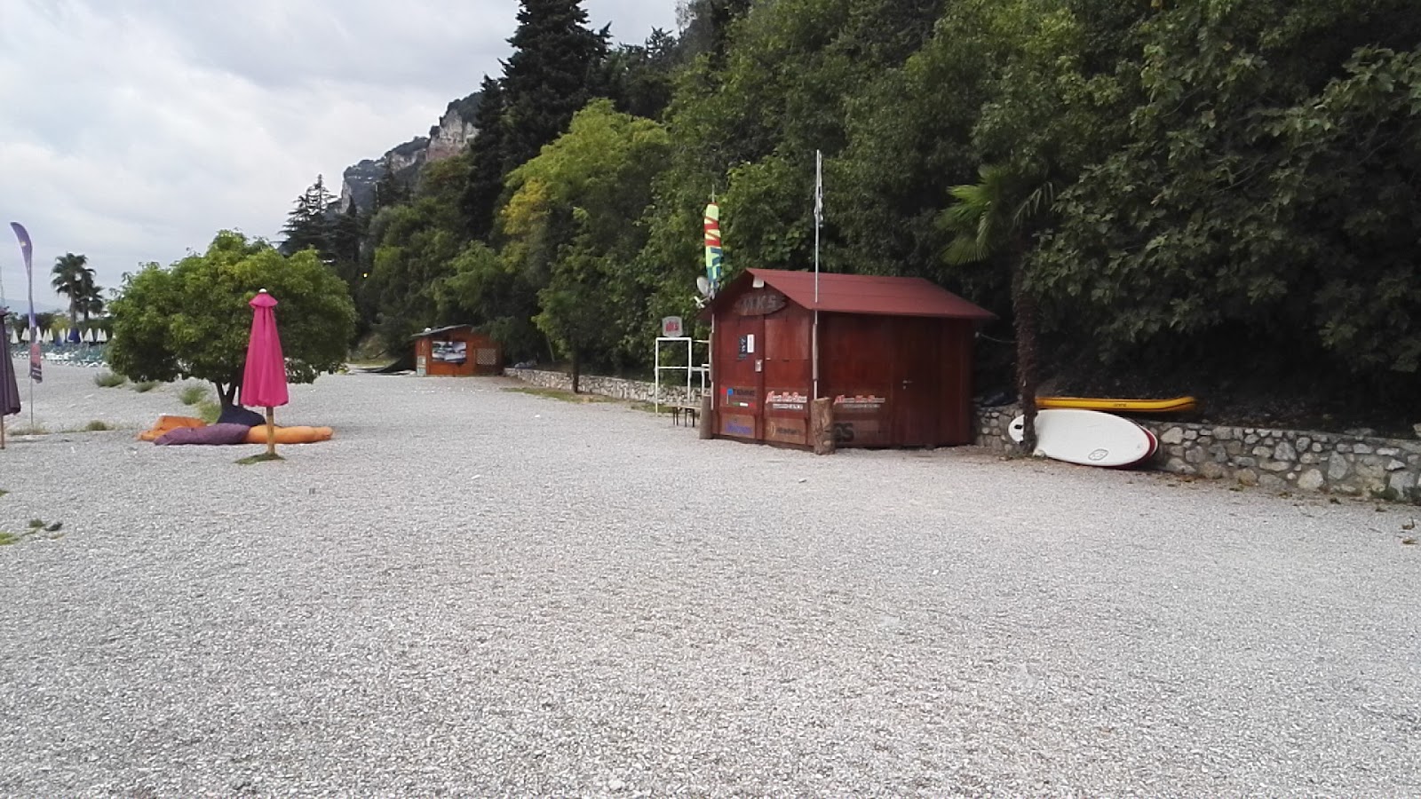 Foto van Lemana Strand ondersteund door kliffen