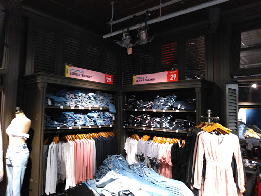 Clothing Store «Hollister Co.», reviews and photos, 14567 SW 5th St, Pembroke Pines, FL 33027, USA