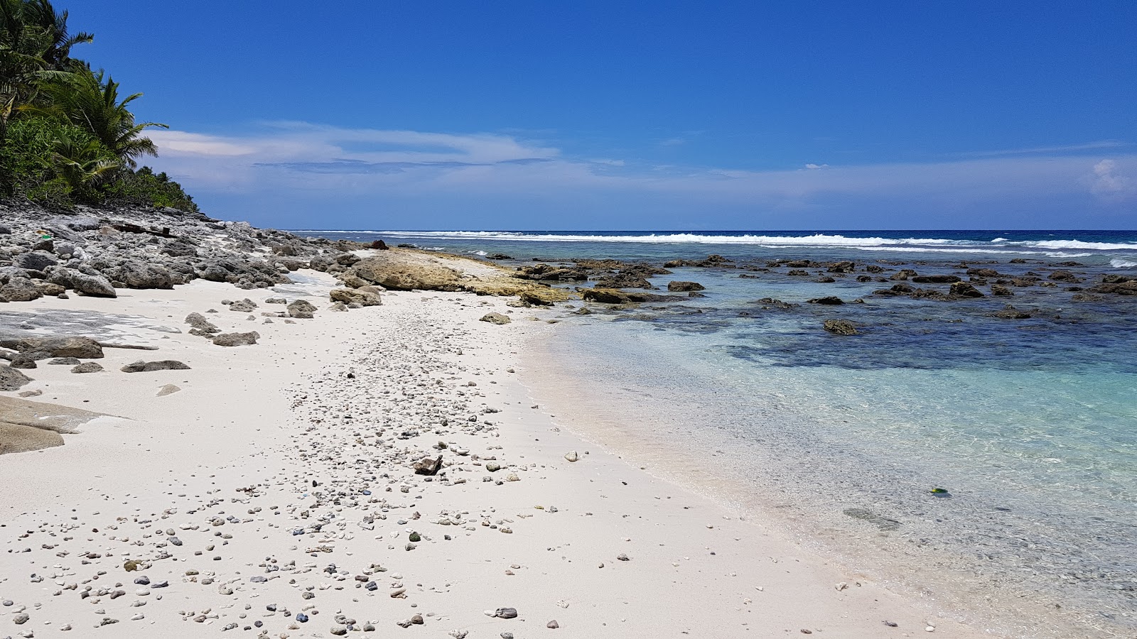 Foto de Neregando Beach com areia clara e seixos superfície
