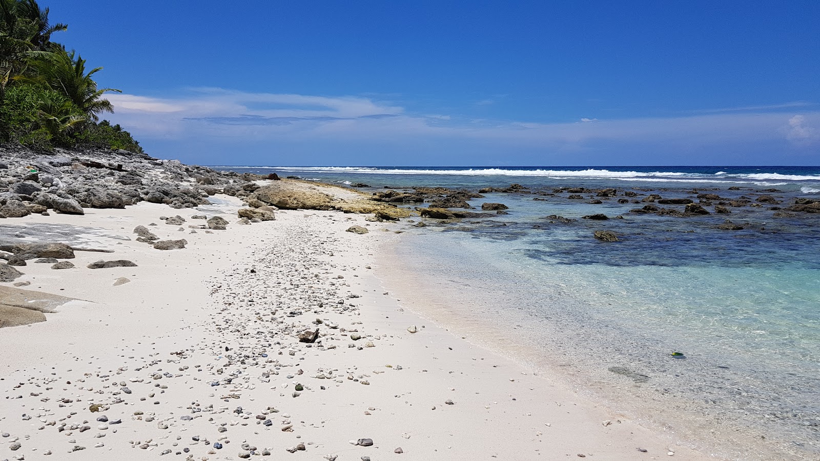 Foto de Neregando Beach com areia bege e seixos superfície