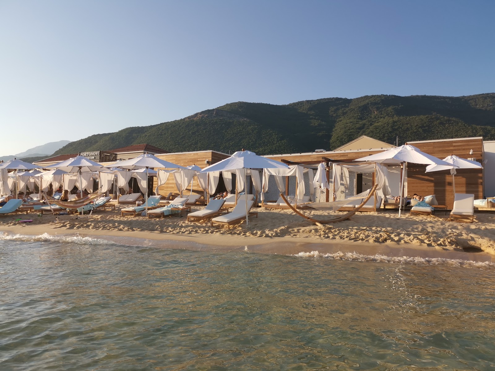 Foto di Portonovi Beach Club sorretto da scogliere