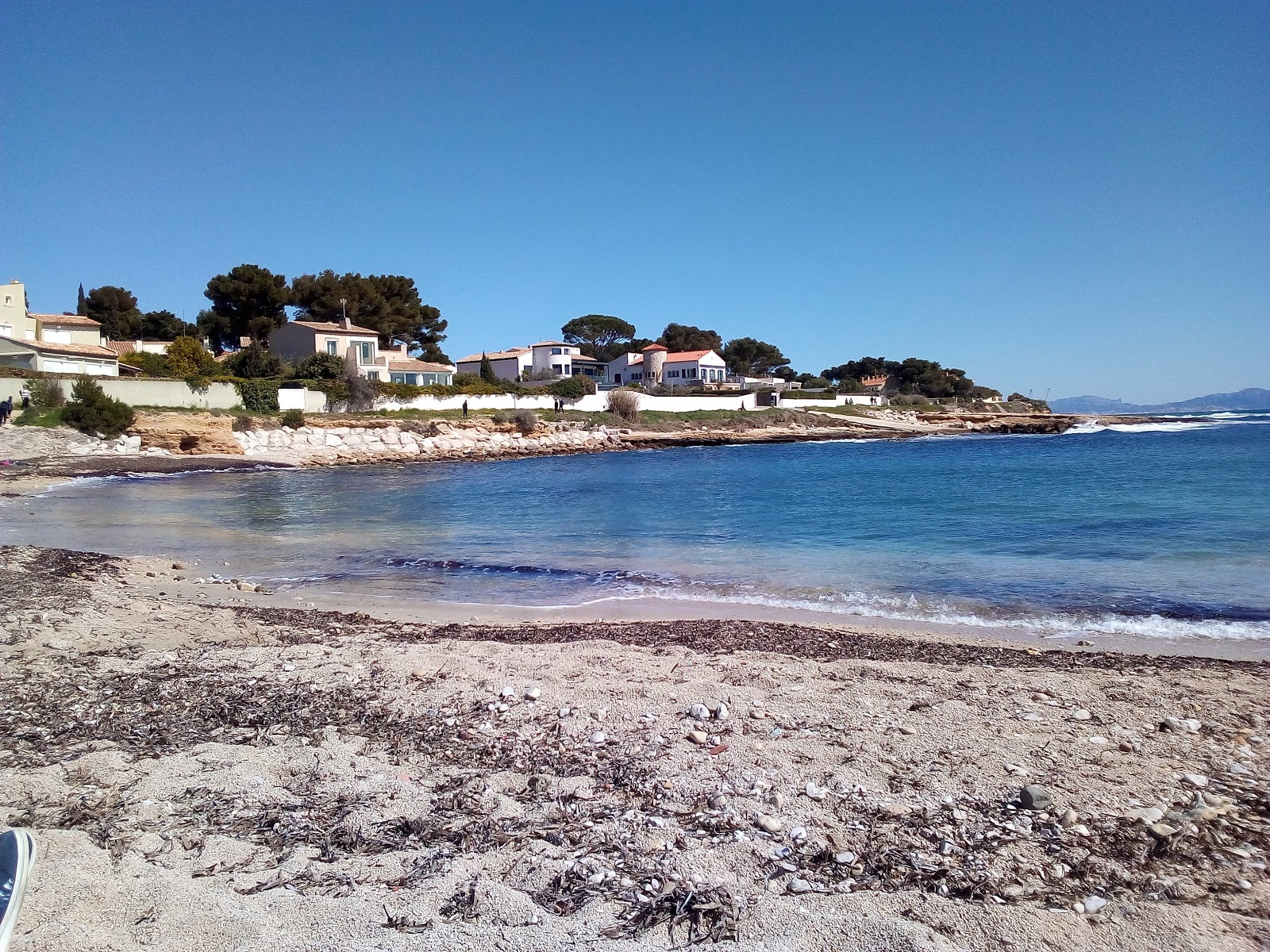 Sausset-les-Pins beach II的照片 带有碧绿色纯水表面