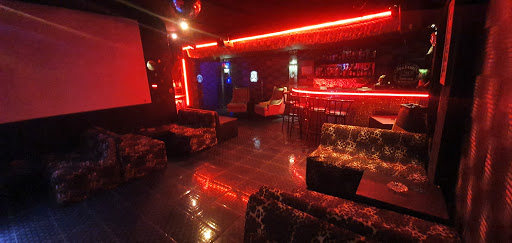 EL BAR - Tanzen Disco pub