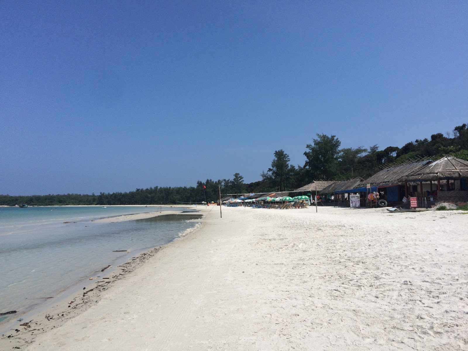 Minh Chau Beach II的照片 带有碧绿色水表面