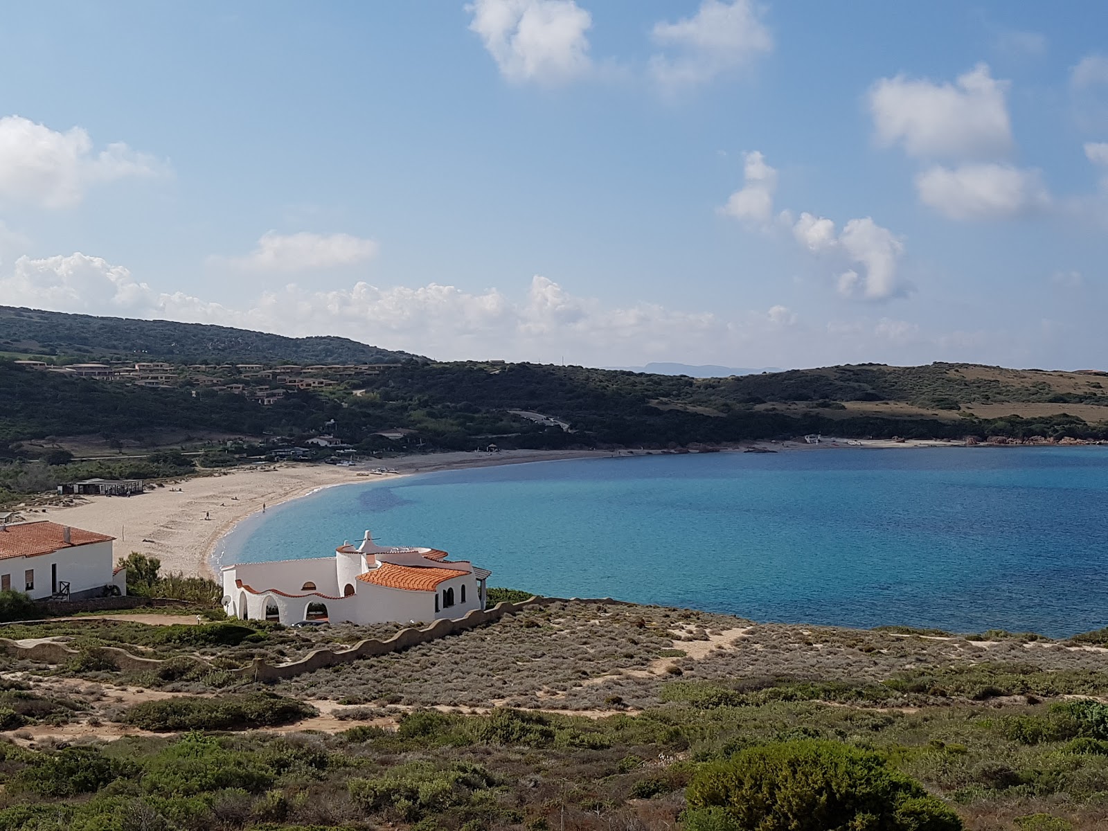 Foto von Der Strand La Marinedda mit türkisfarbenes wasser Oberfläche