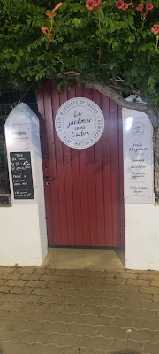 Le jardinier sous l arbre à Valras-Plage