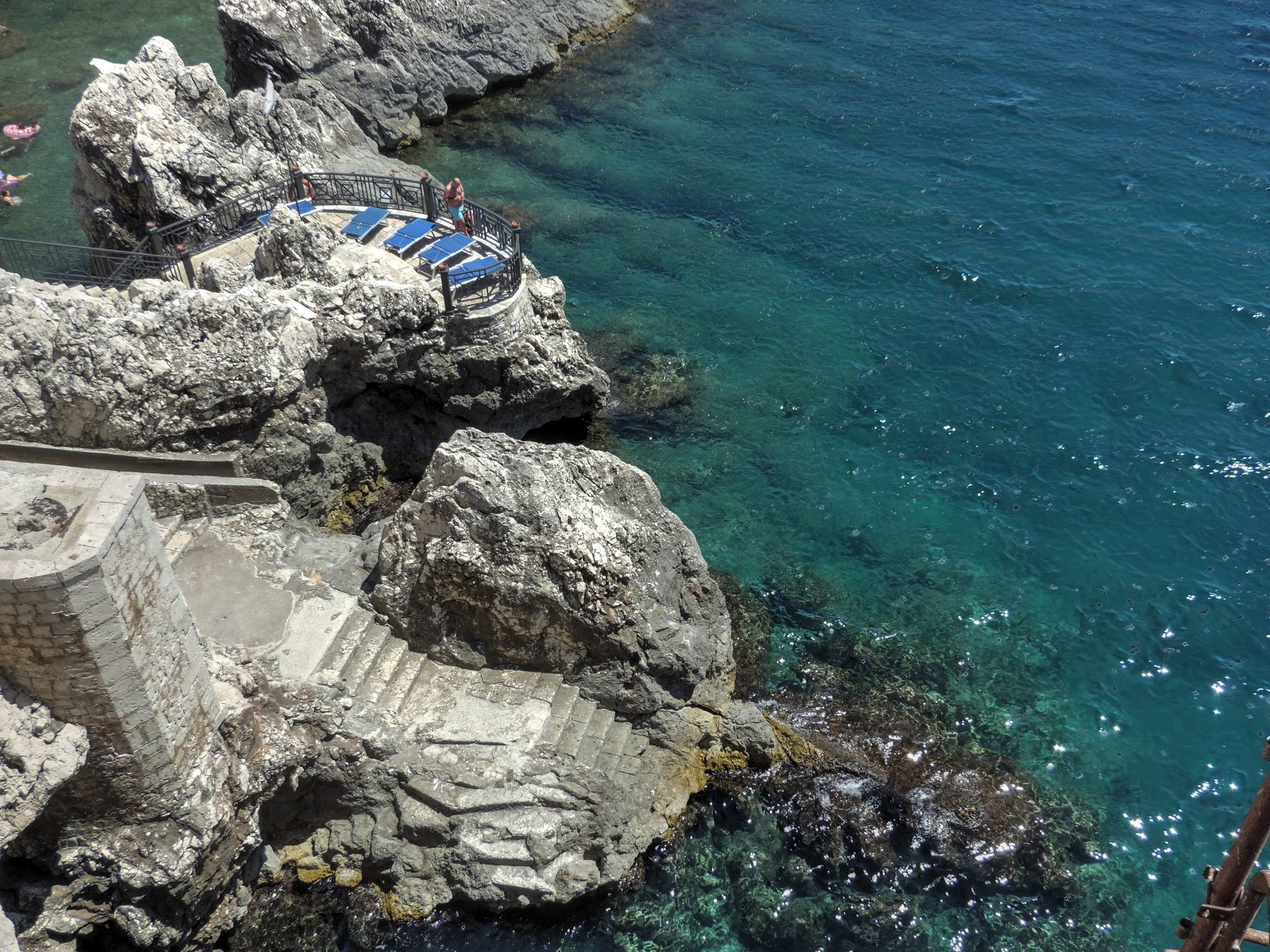 Foto van Grotta Gattulla beach en de nederzetting