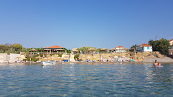 Agios Sostis beach'in fotoğrafı dağlarla çevrili
