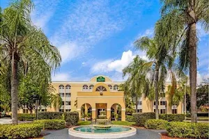 La Quinta Inn & Suites by Wyndham Miami Lakes image
