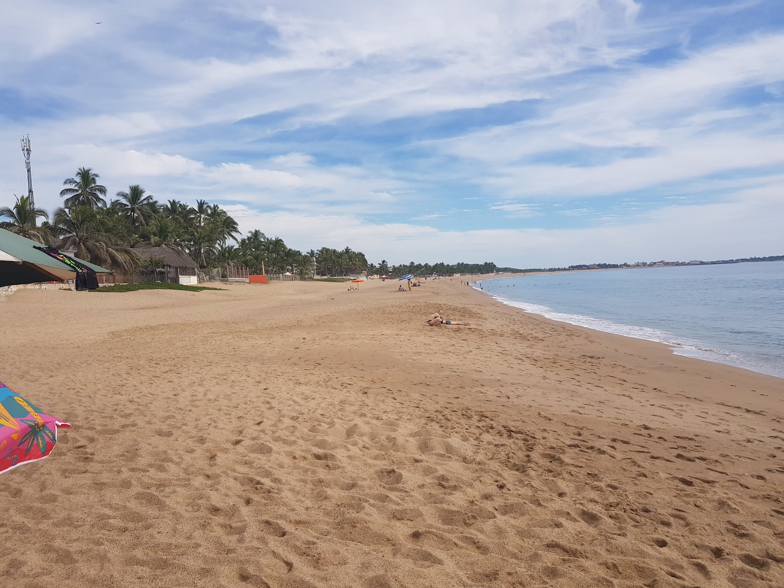 Foto av Playa De Melaque med fin brun sand yta