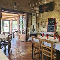 Atmosphère du Restaurant français Restaurant La Farigoulette chez Aurélie dans le GARD à Seynes - n°12