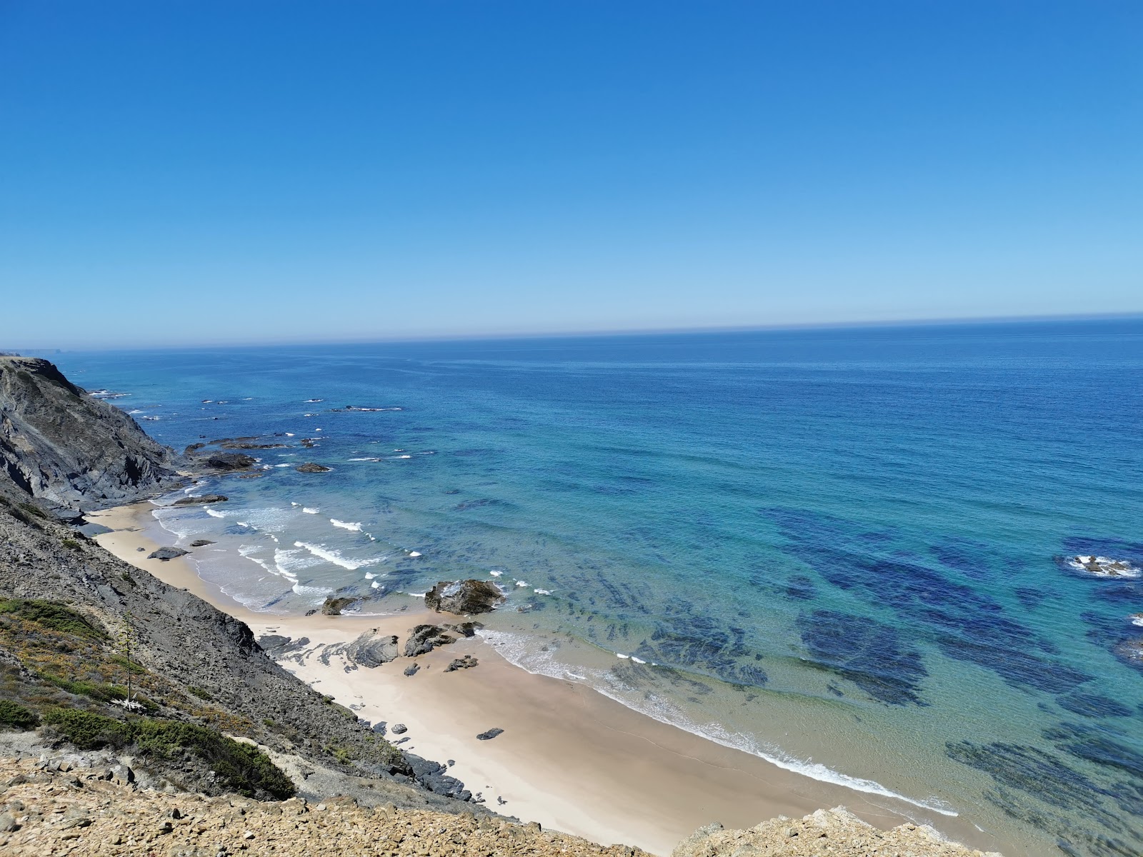 Foto von Praia da Samouqueira mit beiger sand Oberfläche