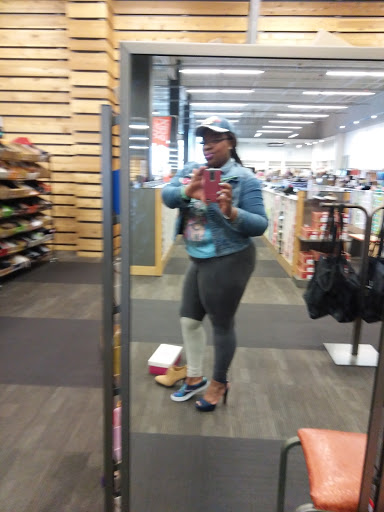 Shoe Store «DSW Designer Shoe Warehouse», reviews and photos, 7321 Lake St, River Forest, IL 60305, USA