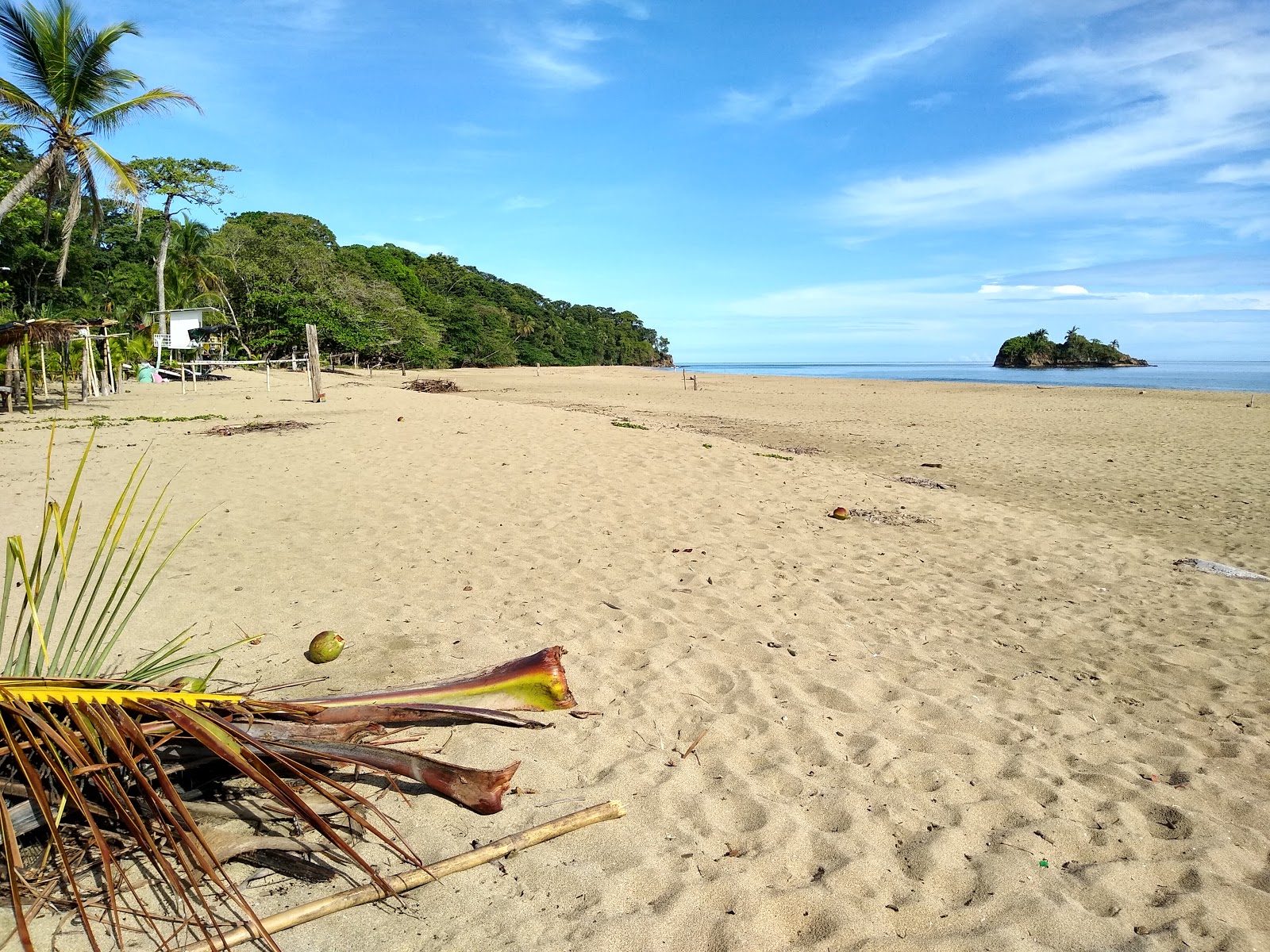Valokuva Cocles beachista. pinnalla turkoosi puhdas vesi:n kanssa