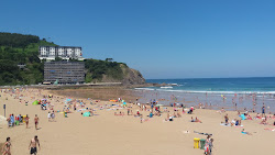 Photo de Plage de Bakio protégé par des falaises