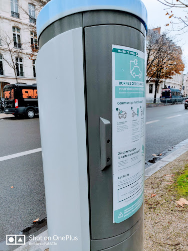 Borne de recharge de véhicules électriques Paris Recharge Charging Station Paris