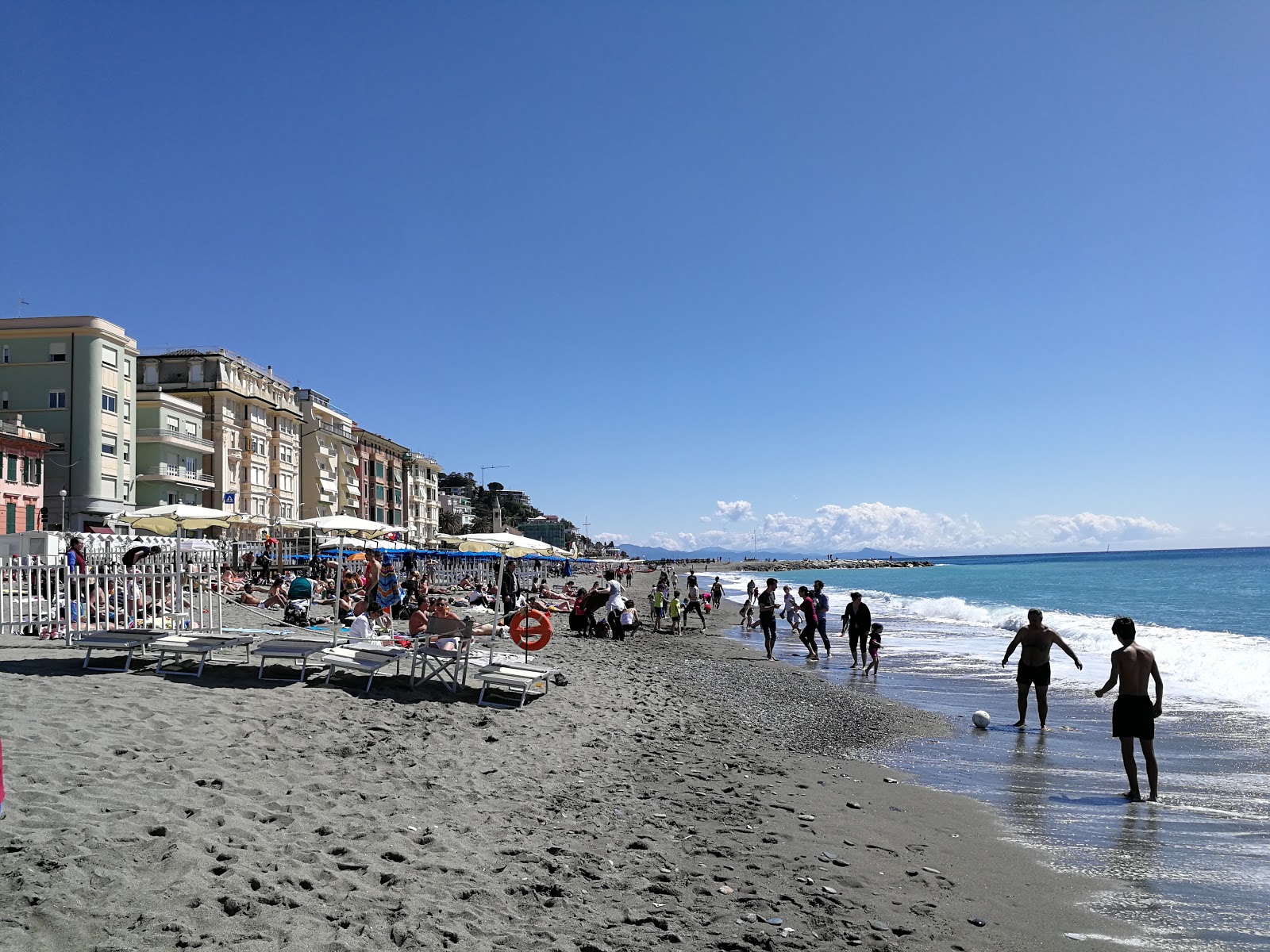 Fotografie cu Spiaggia Varazze cu nivelul de curățenie înalt