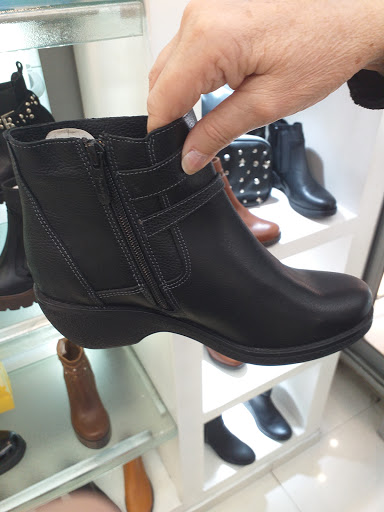 Stores to buy women's black boots Buenos Aires